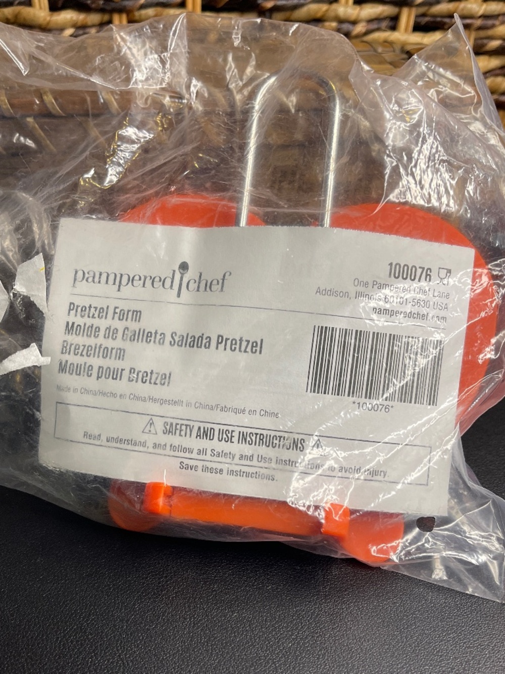 New Pampered Chef Pretzel Form #100076 Retired Discontinued Orange. NEW
